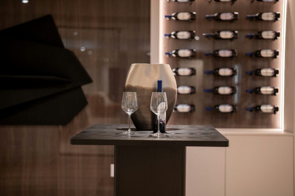 Guide wine wall glasses
